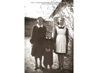 Семья А. С. Вишненко во дворе барака по ул. Октябрьская, 51 (Айтеке би). Автор фото неизвестен. 1951 г.